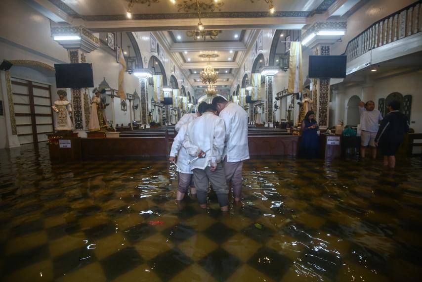 Філіппінське подружжя одружилося у затопленій церкві - фото 745363