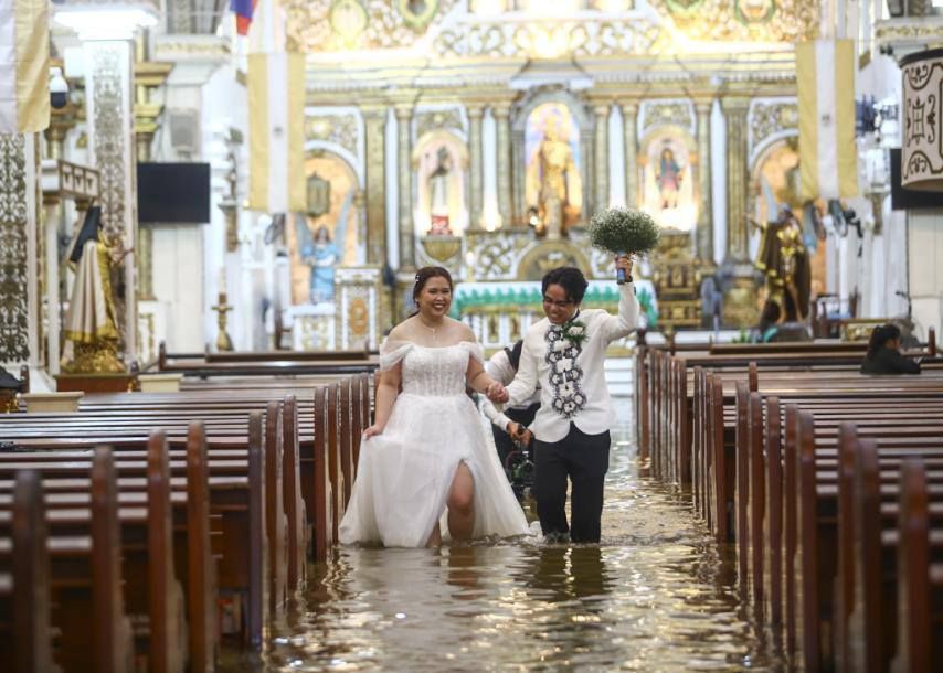 Філіппінське подружжя одружилося у затопленій церкві - фото 745364