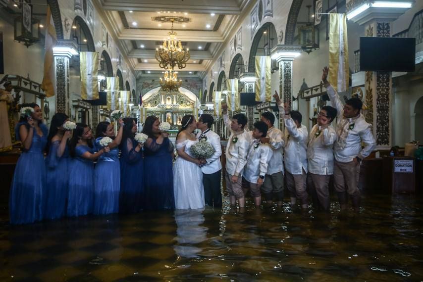 Філіппінське подружжя одружилося у затопленій церкві - фото 745367
