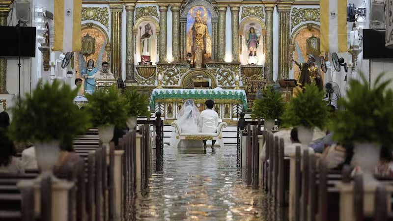 Філіппінське подружжя одружилося у затопленій церкві - фото 745369