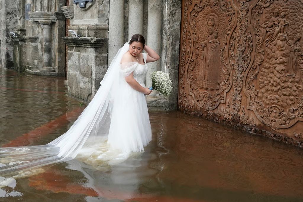 Філіппінське подружжя одружилося у затопленій церкві - фото 745370