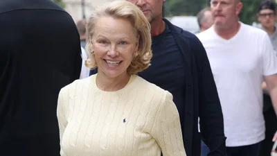 Памела Андерсон в супер трендовом аутфите: и снова этот масляно-желтый