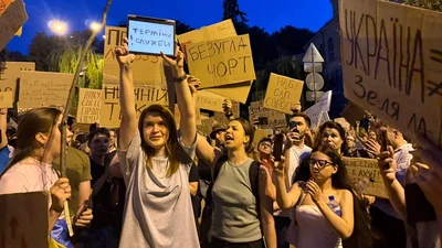 Марьяна Безуглая попала в мемы, потому что пришла на митинг против закона, за который сама проголосовала