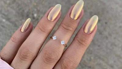 Модний манікюр-2025: неочікуваний блискучий колір, який обирають стильні дівчата