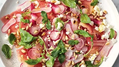 Вкусный хит лета: арбузный салат Джейми Оливера всего из 5 ингредиентов