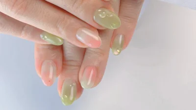 Нігті з глазур'ю кольору гуави – тропічний манікюр, що поєднує три тренди в одному