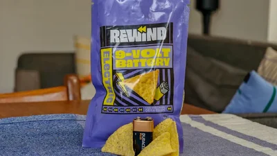 Мережа гудить від нового харчового винаходу: чипси зі смаком батарейки