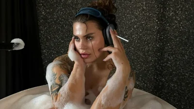 Саша Зарицкая голенькой понежилась в ванной с пенкой: фото роковой красотки