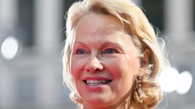 Памела Андерсон в образі русалки взяла улюблену сумку Кейт Міддлтон