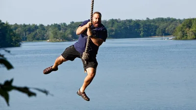 Звезда "Одноклассников" серьезно травмировался: во время трюка для нового фильма актер порвал бицепс