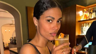 Тіна Кунакі засвітила засмаглі сідниці в мікрошортах на тлі моря - спекотна мамасіта