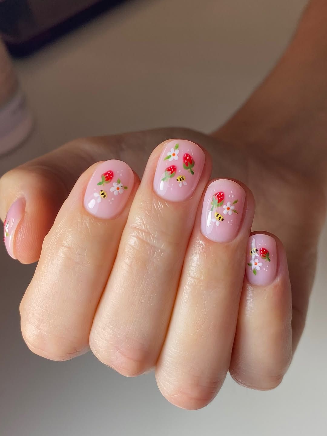 Millennial pink возвращается в тренды маникюра - вот как его красиво носить на ногтях - 747258 Millennial pink возвращается в тренды маникюра - вот как его красиво носить на ногтях - фото 747258