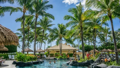 Готелі в Європі масово наймають охорону, щоб розбороняти туристів: ось чому вони б'ються