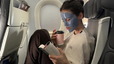 У відпустку з комфортом: 4 б’юті-продукти, які мають бути з тобою в літаку