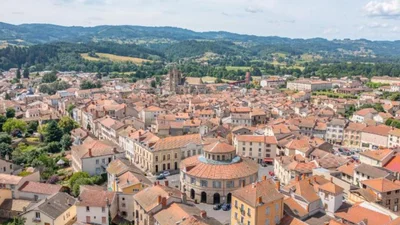 Во французском городке продают дома за 1 евро, но есть несколько условий