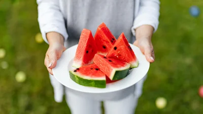 С хлебом, с солью: как арбуз едят в разных уголках мира