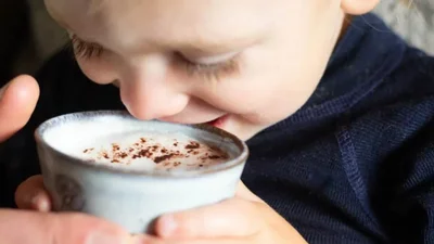 Малыш впервые пробует бейбичино, а в сети никак не могут перестать смеяться над его реакцией