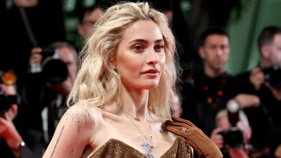 Дочь Майкла Джексона разорвала помолвку и заплаканной вышла на улицу