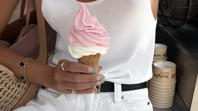 Серпневий манікюр зі смаком: 6 стильних дизайнів на кінець літа