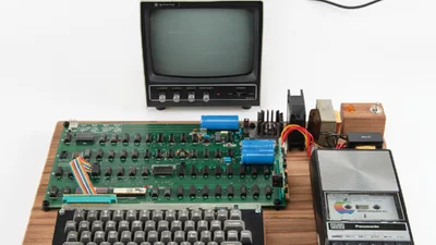 Музейный Apple-1 и запечатанный iPhone первого поколения выставили на аукцион – фото редких лотов