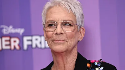 Джейми Ли Кертис показала изысканный лук в аэропорт: черный плюс белоснежный