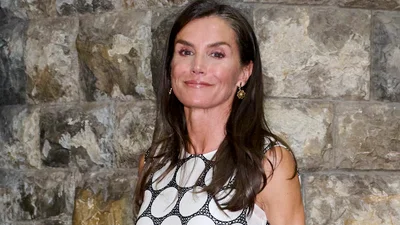 Королева Летиция в трендовом платье: стилизация вне возраста