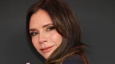 Шикарные прически, фирменное smoky eyes: лучшие бьюти-образы Виктории Бекхэм