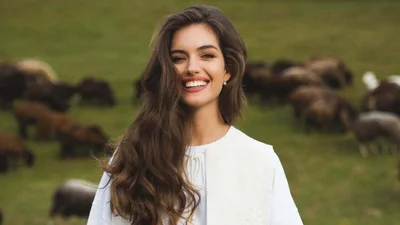 Александра Кучеренко позировала среди поля с овцами и лошадью - вот так выглядит настоящее украинское лето