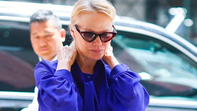 Еще один total look от Памелы Андерсон: в игру вступает синий