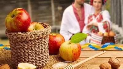 Яблучний Спас 2025: привітання для родини, друзів та колег + картинки