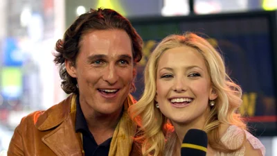 Ця сорочка з фільму "Як позбутись хлопця за 10 днів" ніколи не вийде з моди - ось як Кейт Хадсон носить її у 2025 році