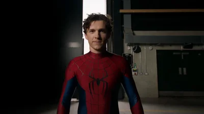 Том Холланд представил обновленный костюм "Человека-паука": новый наряд Спайди заставил фанов пустить слезу