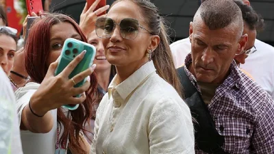 Дженніфер Лопес показала, як стильно носити білу сукню-сорочку влітку 2025