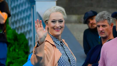 Мерил Стрип показала, как носить красные шпильки и бежевое пальто в 76 лет