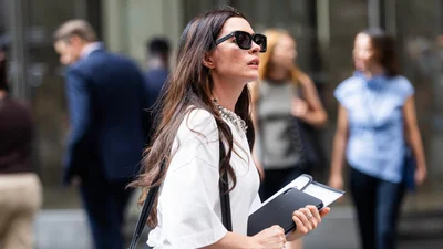 Энн Хэтэуэй показала супер трендовую сумку, в которую поместится все: и ноутбук тоже