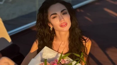 Таня Ли засветилась с роскошным букетом цветов прямо на пляже