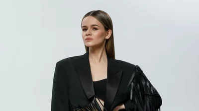 Вирусный TikTok-тренд "макияж эпохи твоего рождения" получил новое воплощение в исполнении певицы SOWA