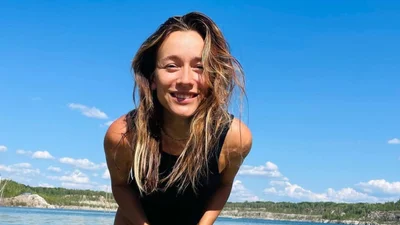 Настя Коротка показала, як син стягує з неї підбори і примушує взути в'єтнамки — смішне відео