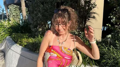 Один аксессуар - семь топов: модницы сделали платок главным трендом лета-2025