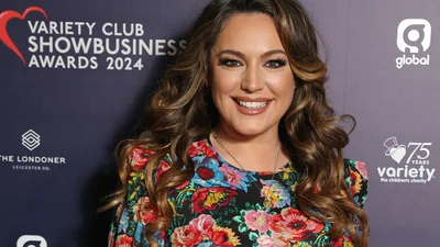 Кремовое бикини Келли Брук: итальянский летний стиль плюс - полное принятие себя