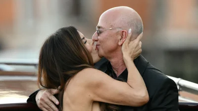 Молодожены Безос посетили дискотеку на Ибице - Санчес страстно покрутила бедрами возле возлюбленного-миллиардера