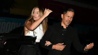 Папарацци тайно подловили Марго Робби по дороге на вечеринку - и ты только глянь, как роскошно выглядит эта молодая мамочка