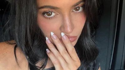 Кайли Дженнер вернула в моду культовый френч из 90-х - и он подходит всем ногтям без исключения