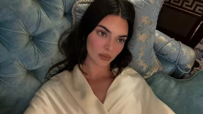 Кендалл Дженнер превратила джинсовые бермуды и казаки в главный тренд лета и осени 2025 года