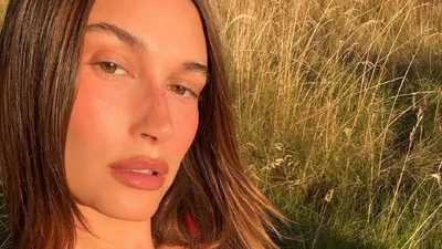 Хейли Бибер показала, как этим летом накраситься быстро и эффектно всего за 5 минут