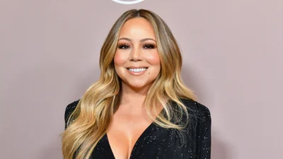 Мэрайя Кэри в золотом мини-платье и ботфортах блистала на сцене во всей своей славе