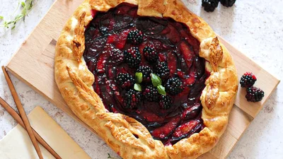 Ця галета зі сливами та ожиною стане твоїм улюбленим літнім десертом