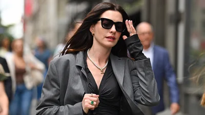 5 образов Энн Хэтэуэй из "Дьявол носит Прада 2", которые идеально подойдут для осени 2025 года