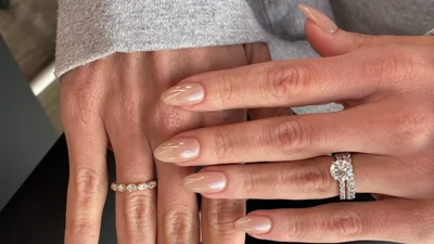 Манікюр зі скляним ефектом – нова "тиха розкіш" літа