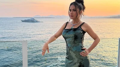 Без фотошопу і макіяжу: Сальма Гаєк та Кейт Мосс вразили природною красою на відпочинку